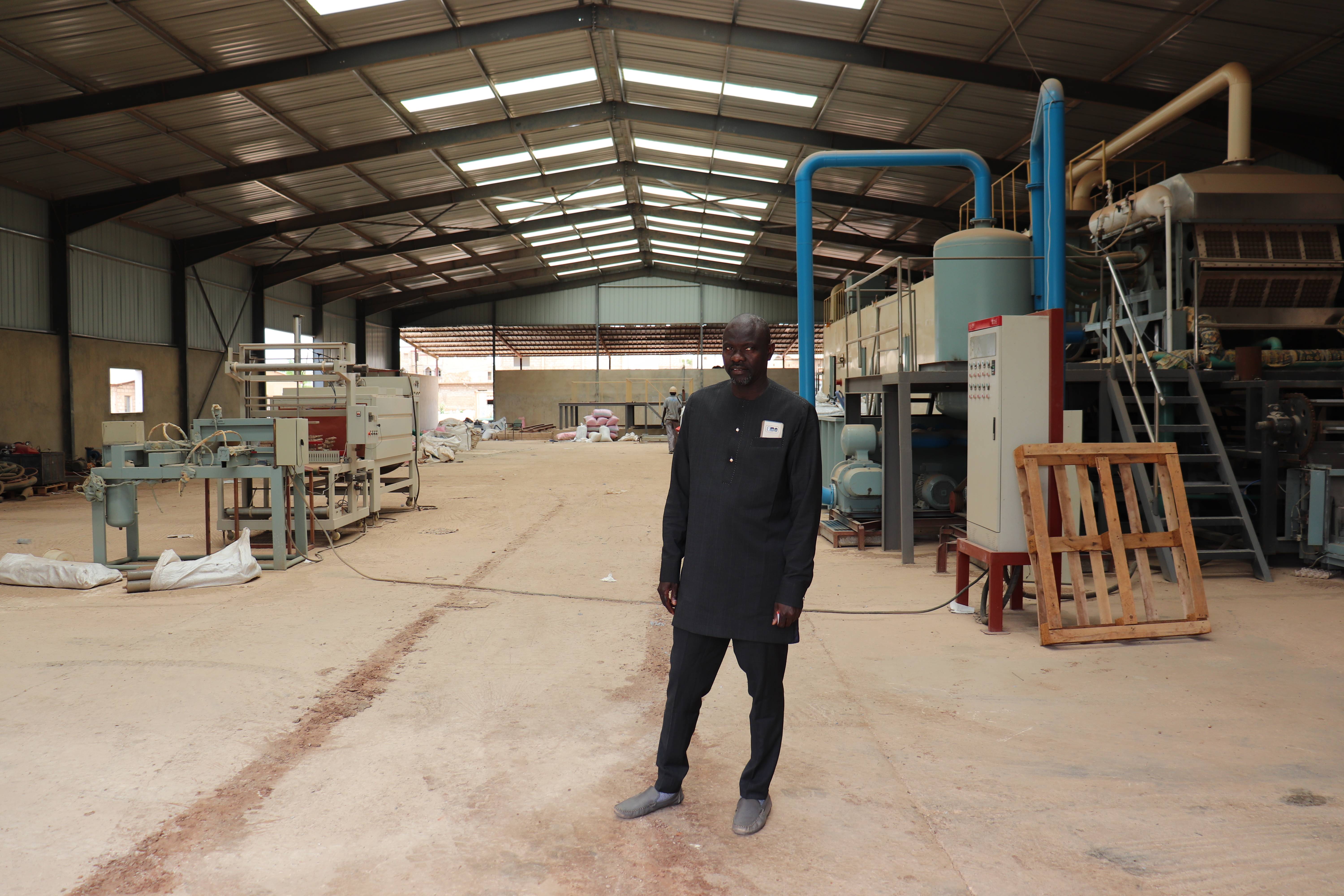 Directeur IDEX SA dans son Hangar Industriel à Saint Louis
