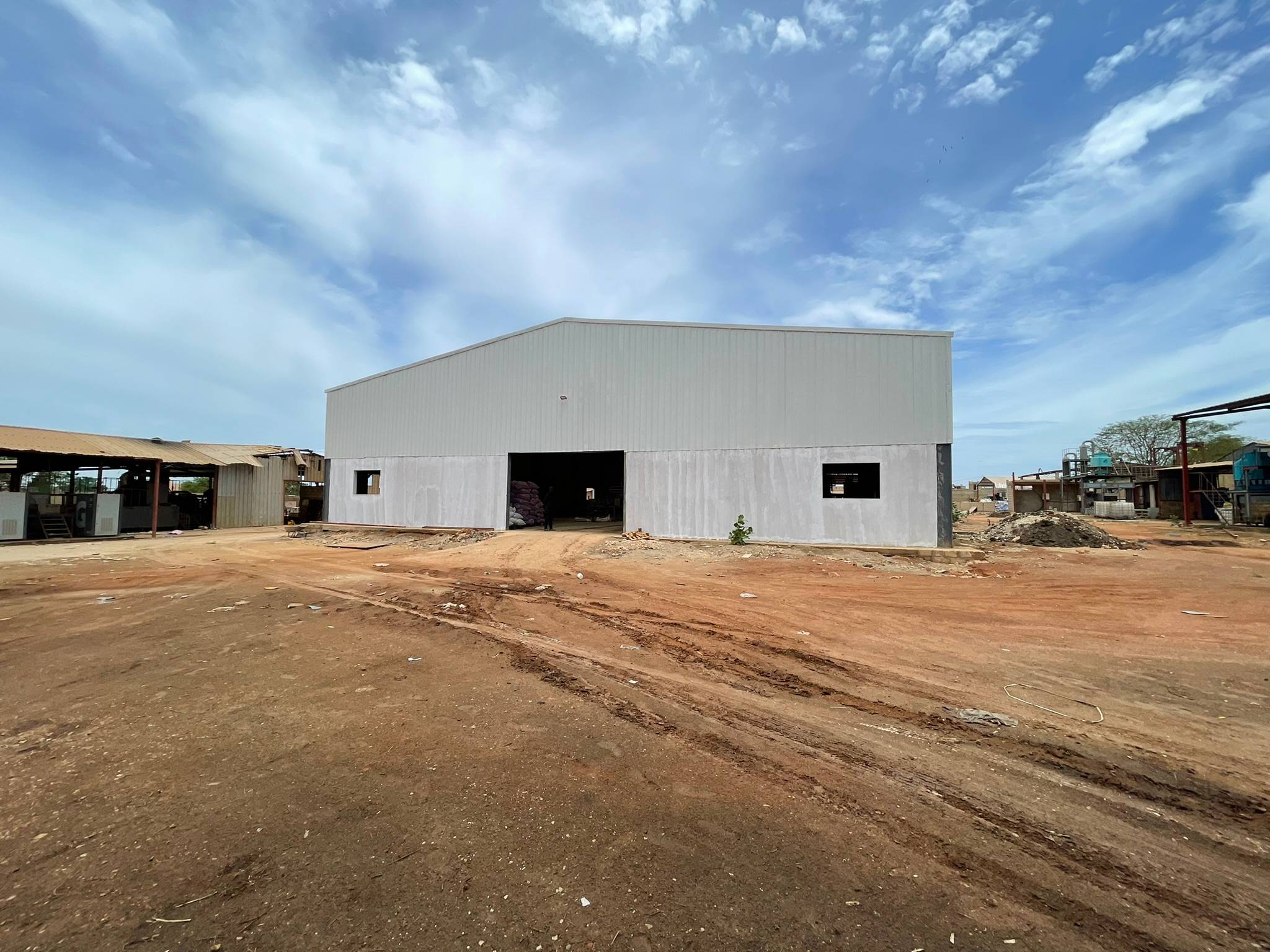 Hangar Industriel à Saint Louis vue extérieure de la route