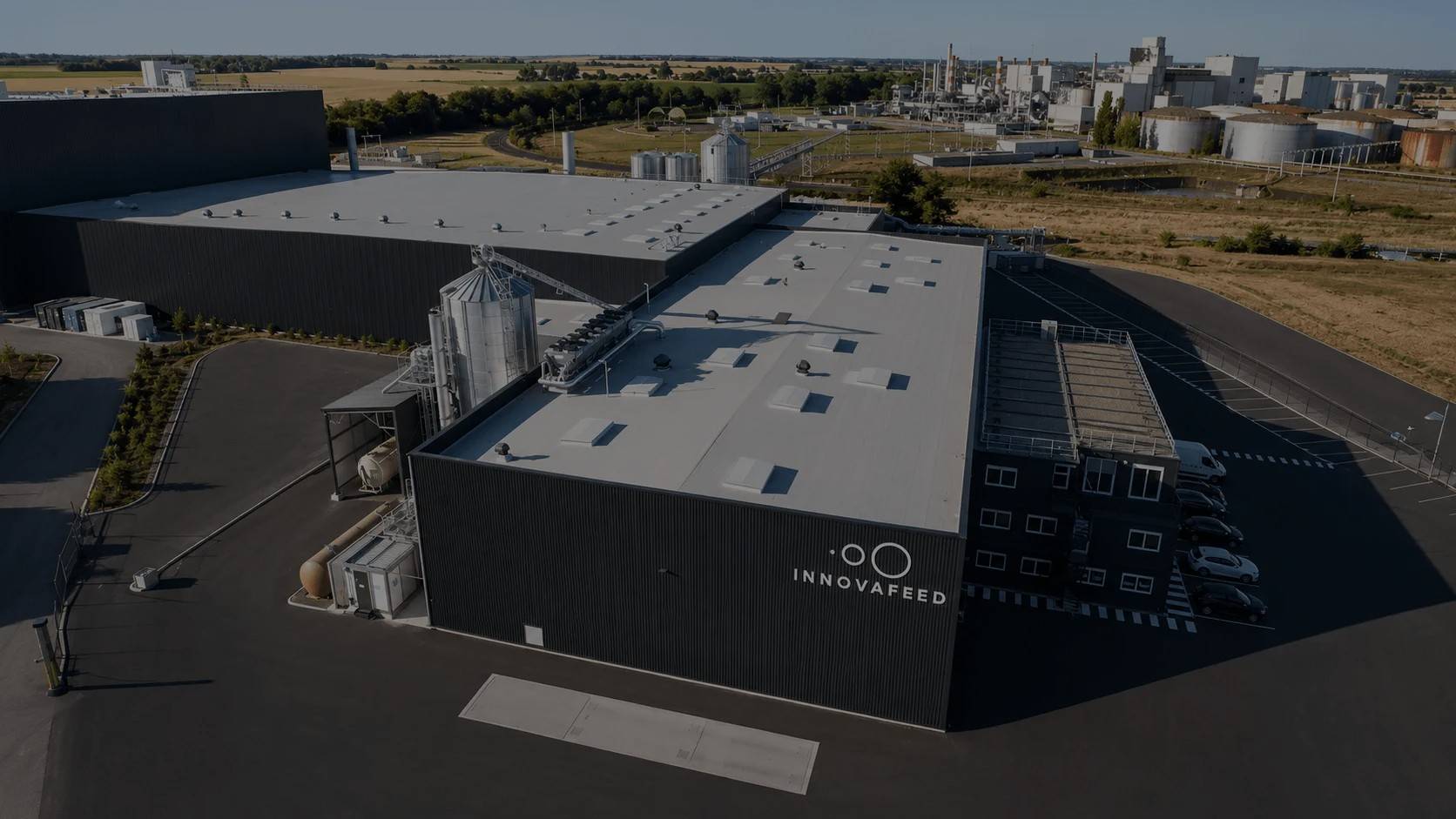 <p><br></p><blockquote><div>Aucun fournisseur standard ne pouvait répondre à leurs exigences : cellules biologiques spécialisées, chambres chaudes et froides, validation bureau de contrôle.</div></blockquote><figcaption>INNOVAFEED    <br>Entreprise de biotechnologie industrielle</figcaption>