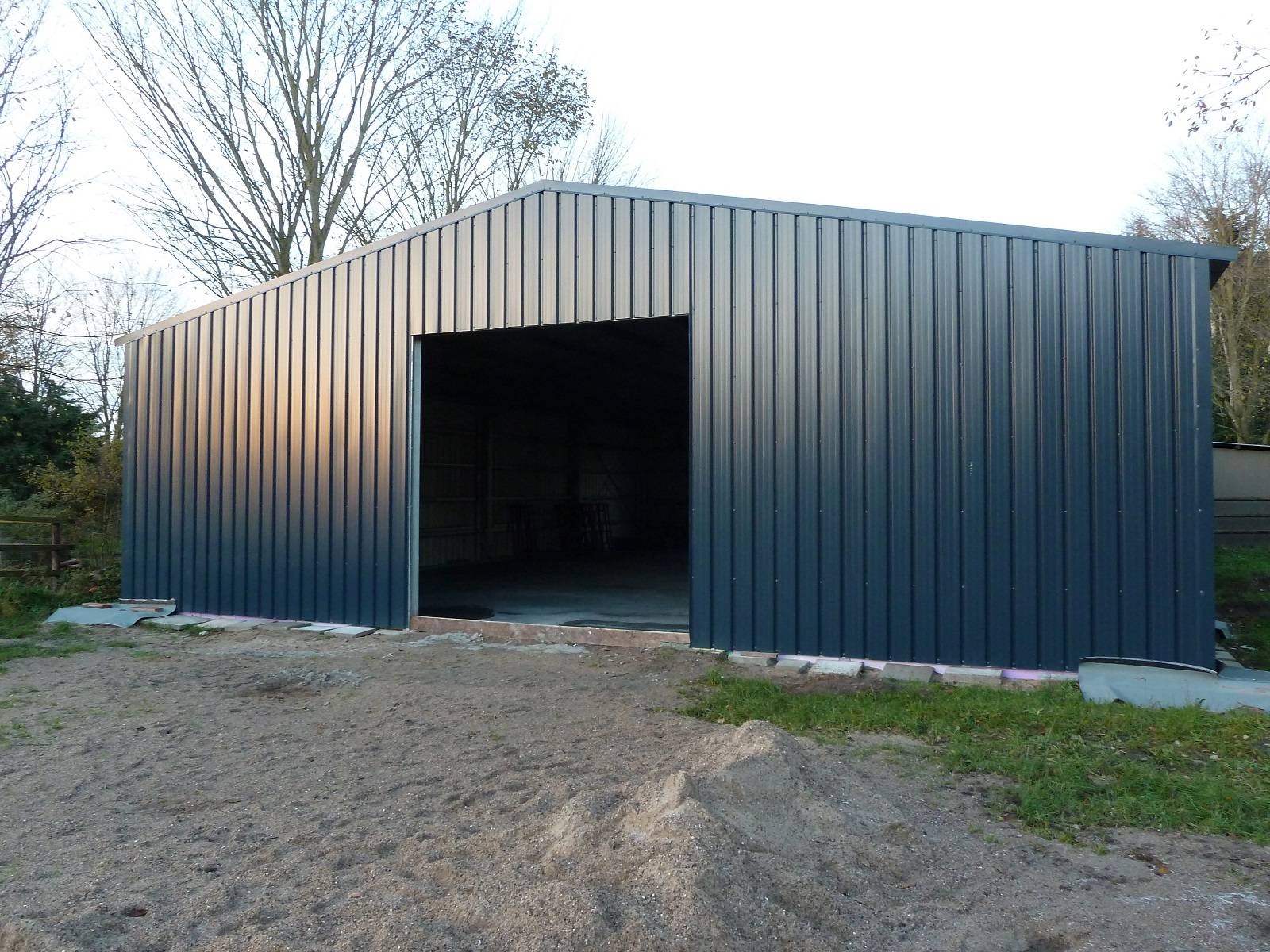 Photo Bâtiment métallique  fermé 4 coté avec porte en Allemagne