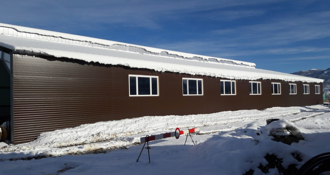 Bâtiment enneigé vu de côté