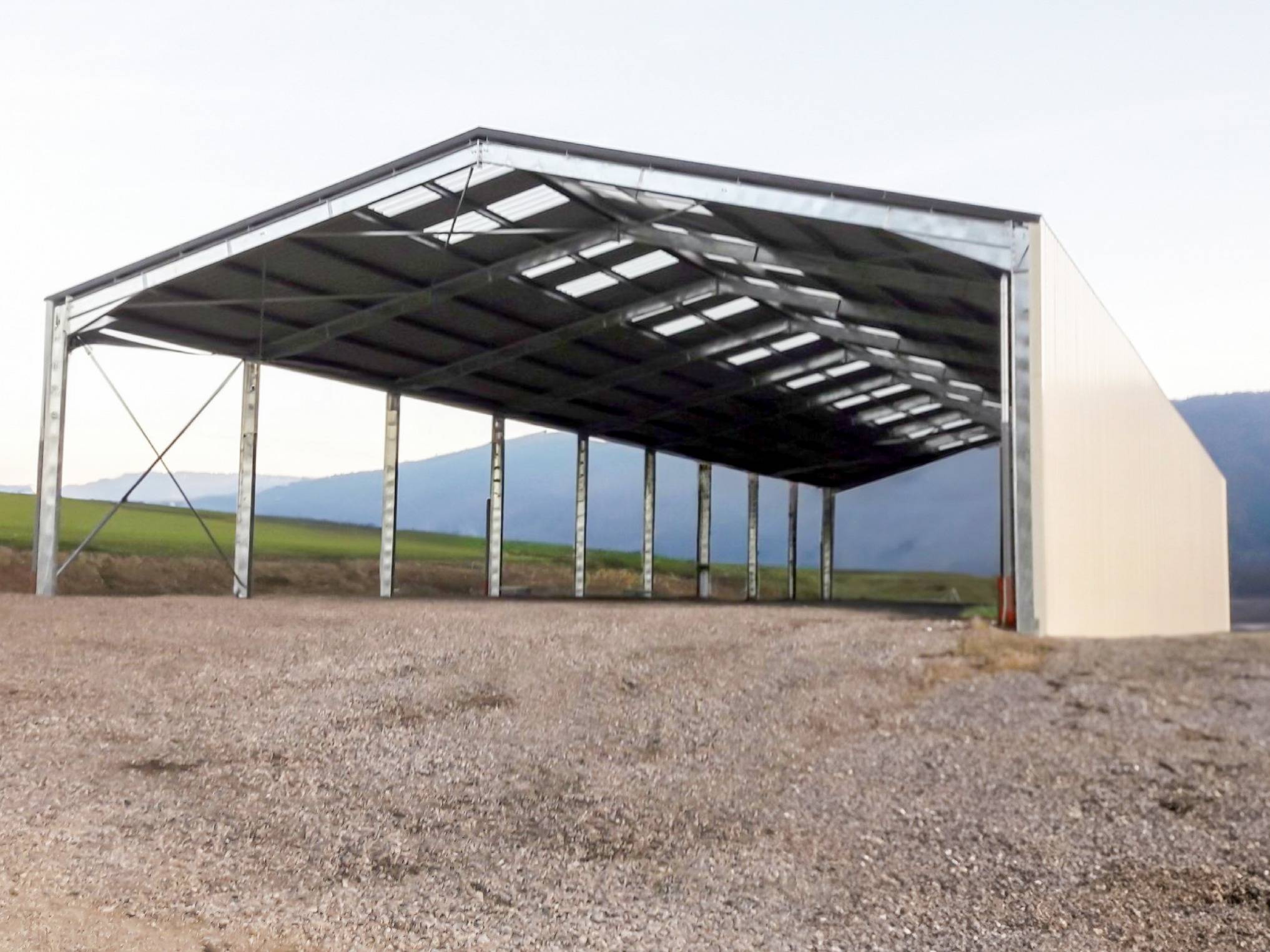Hangar ouvert de stockage