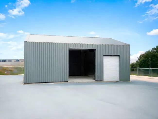 Hangar industriel fermé avec portes à -10%