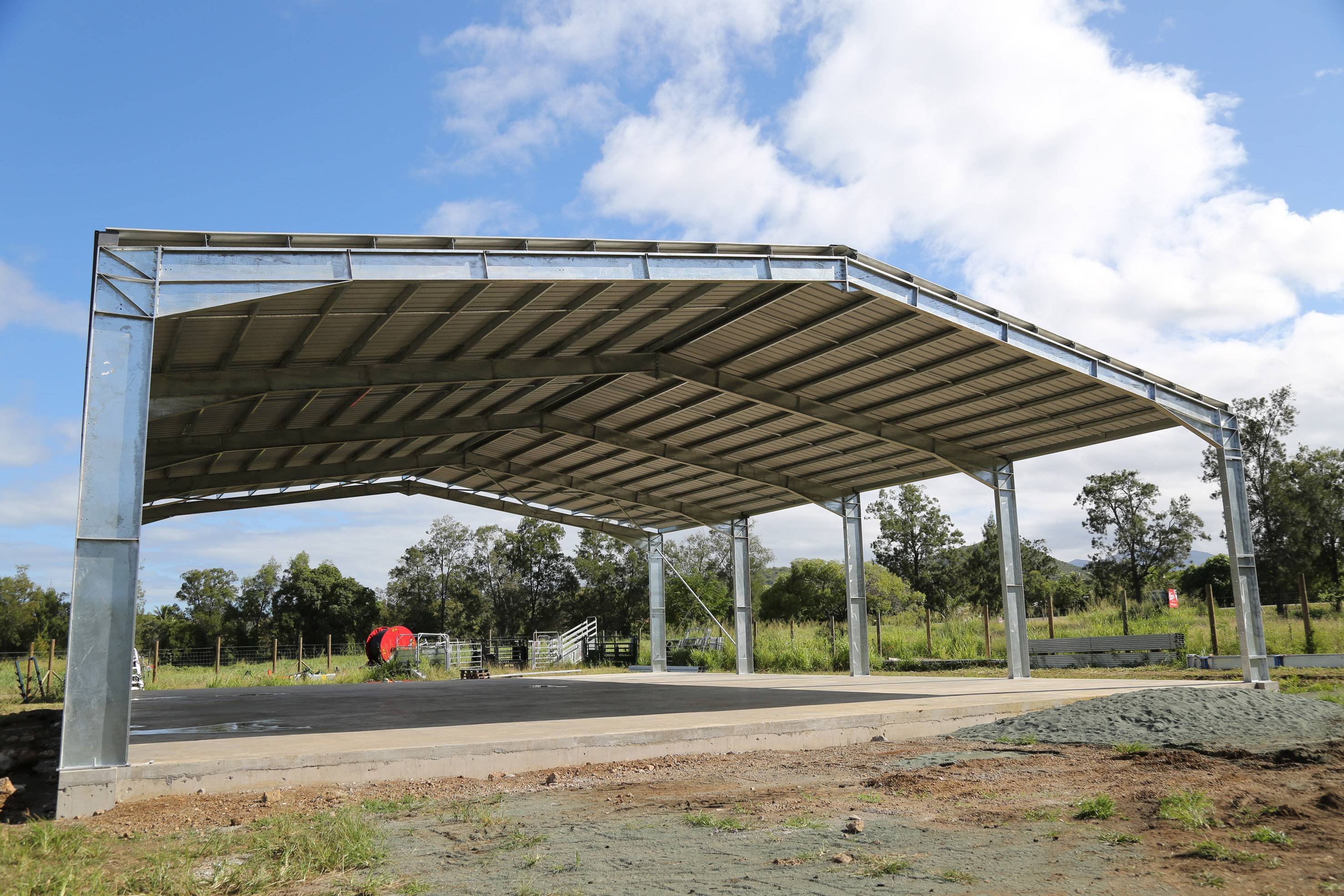 Bâtiment métallique pour zone venteuse