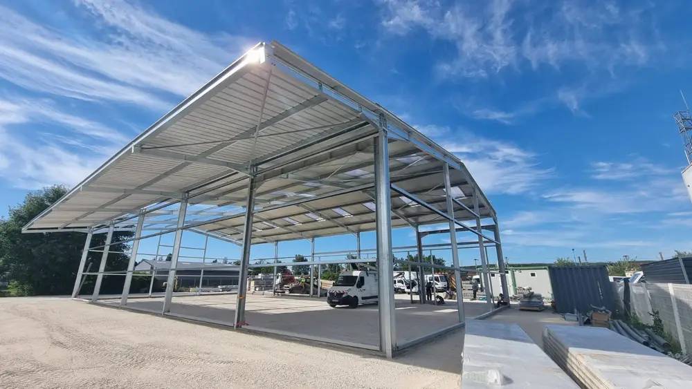 Tôles translucides en Polyester vues de l'extérieur