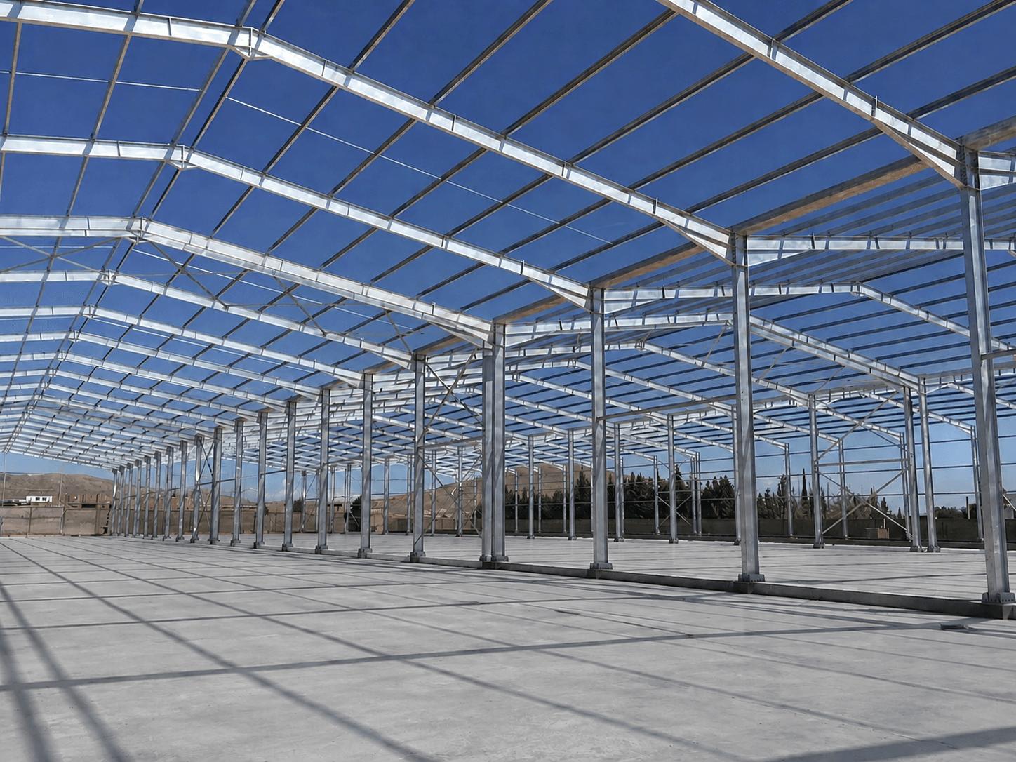 Ossature métallique porteuse d'un bâtiment en cours de montage sous ciel bleu, Steel Shed for Business
