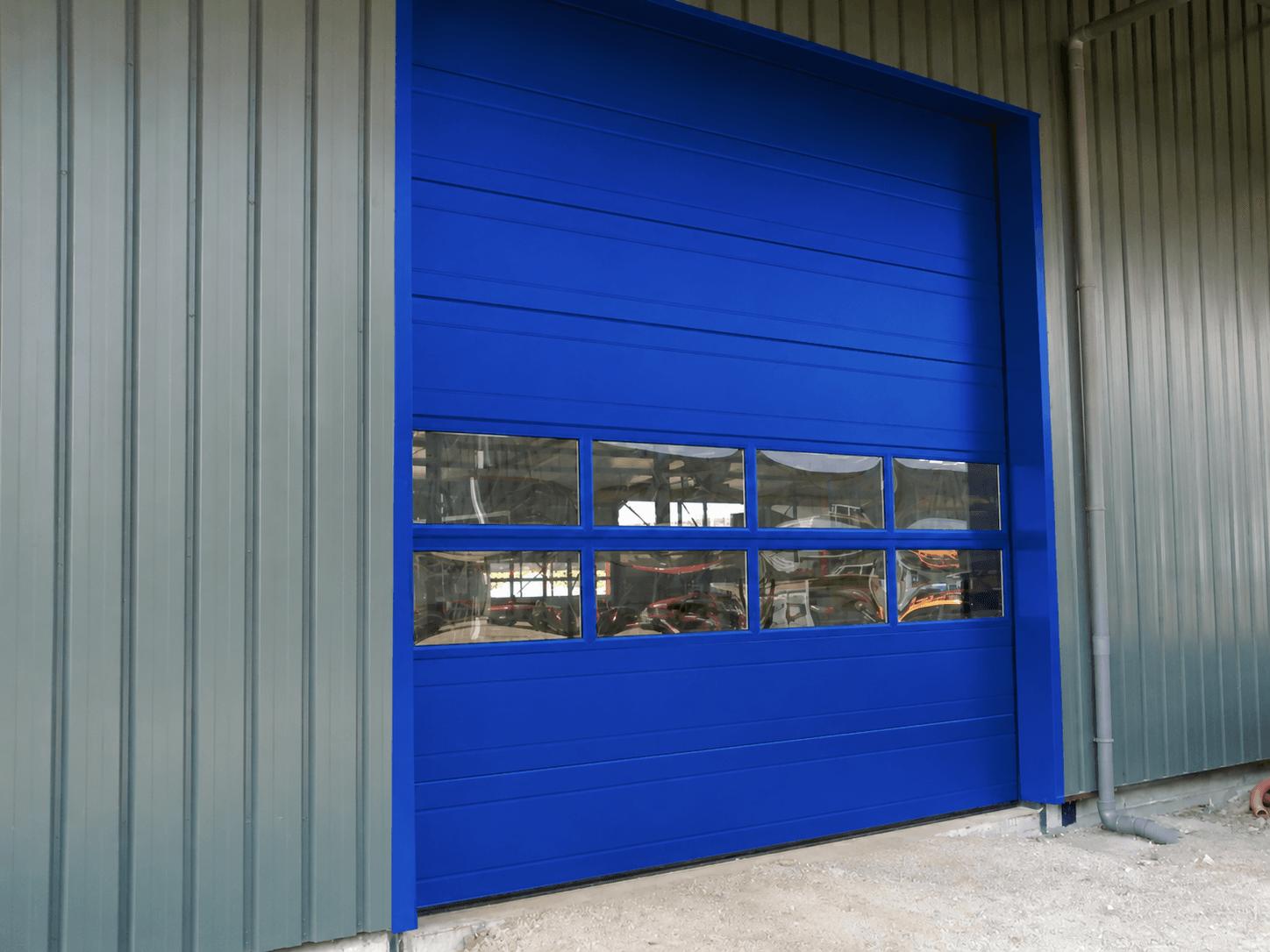 Porte sectionnelle bleue vitrée sur la façade d'un bâtiment métallique, Steel Shed for Business