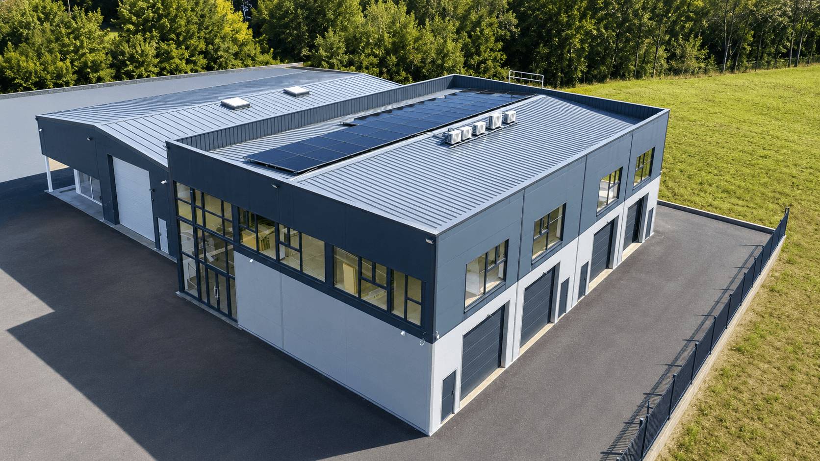 Vue aérienne du bâtiment métallique réalisé pour ZF Façade à Porcelette, toiture photovoltaïque, Steel Shed for Business
