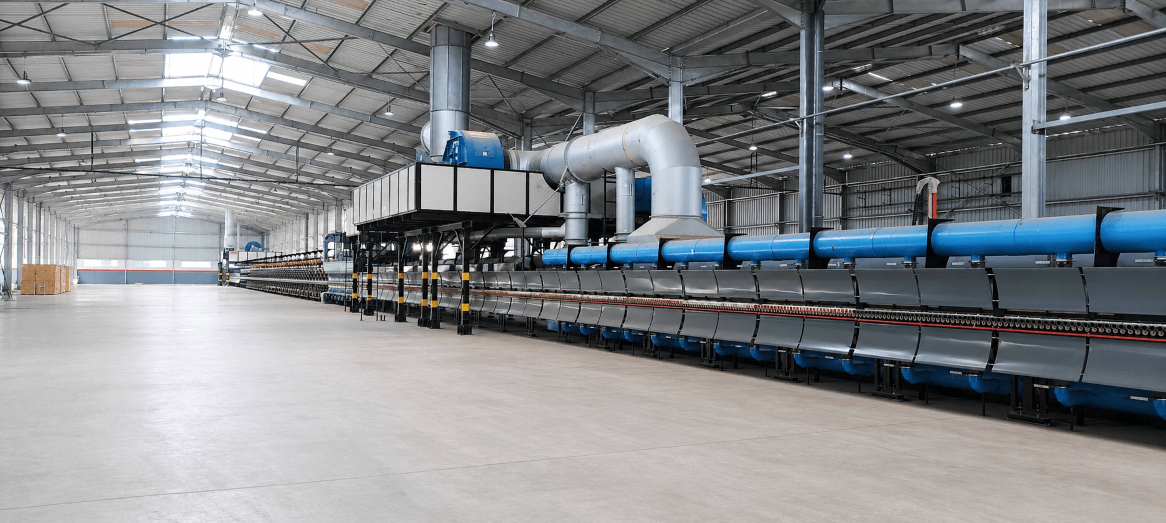 Intérieur d'un bâtiment métallique industriel avec système d'extraction et ligne de production intégrée