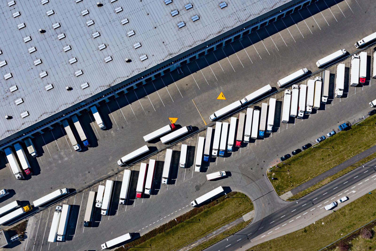 Vue aérienne de quais de livraison avec camions sur une plateforme logistique