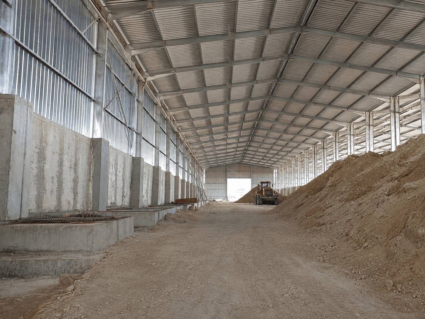 Vue intérieure du bâtiment métallique de stockage livré à LafargeHolcim Côte d'Ivoire