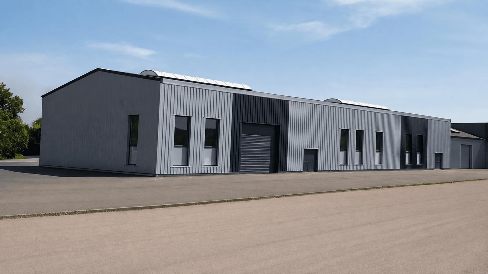 Bâtiment métallique industriel de 1 200 m² en structure PRS acier galvanisée à chaud, avec porte sectionnelle et fenêtres