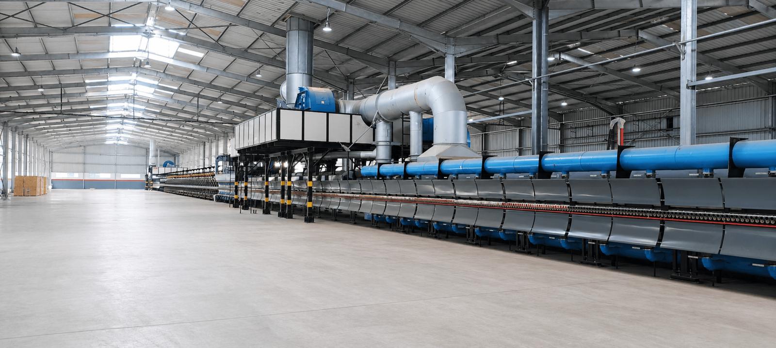 Intérieur d'un bâtiment métallique industriel avec système d'extraction et ligne de production intégrée